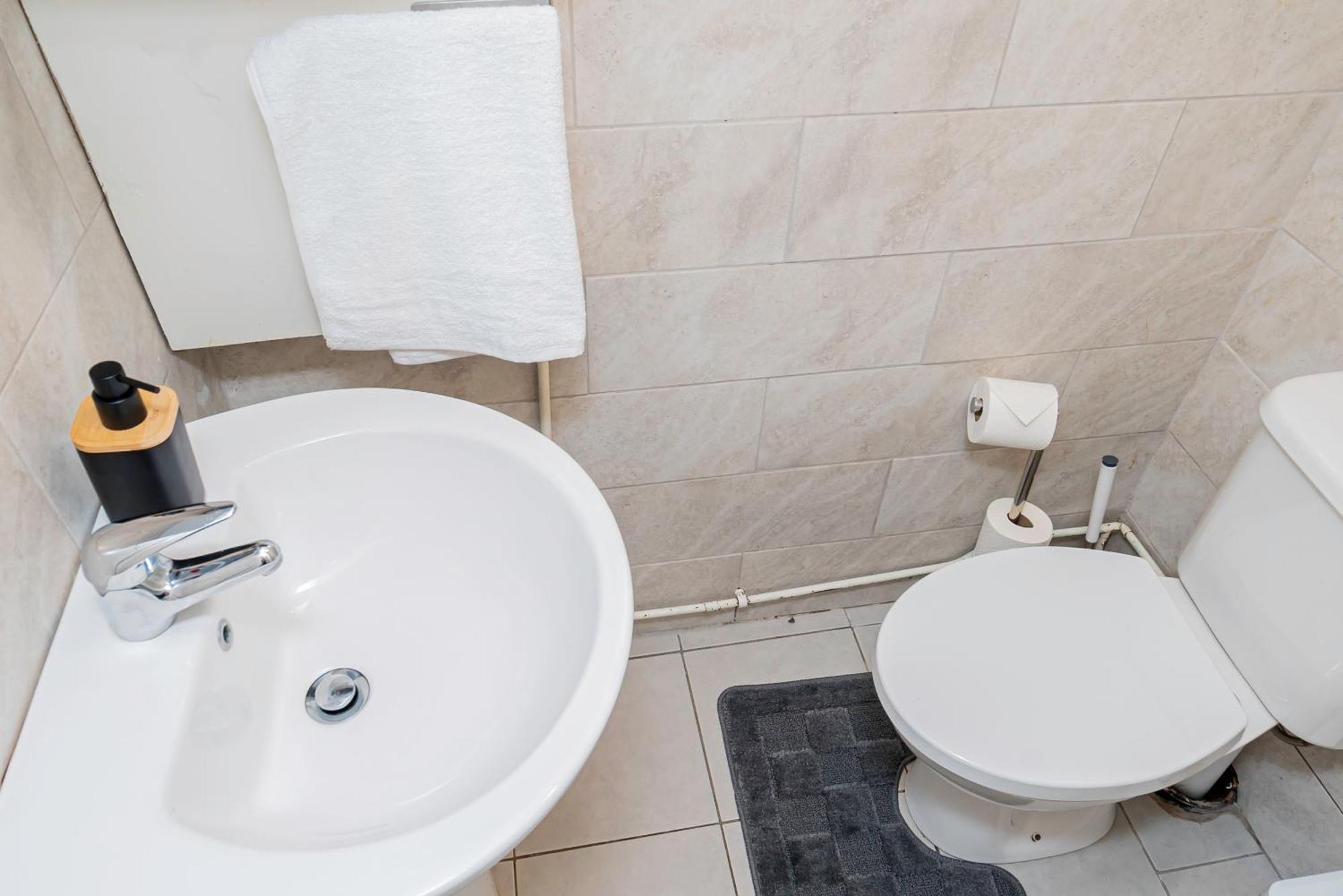 Charming 2-Bedroom Flat With A Garden And Free Parking At Abingdon 옥스퍼드 외부 사진
